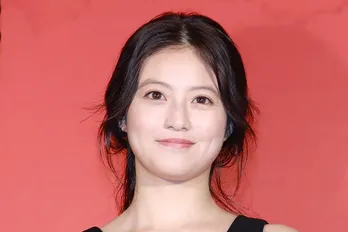 「いい女感半端ない！」今田美桜、肩出しドレス姿でにっこりピースに「心臓やられた…」の声＜トリリオンゲーム＞