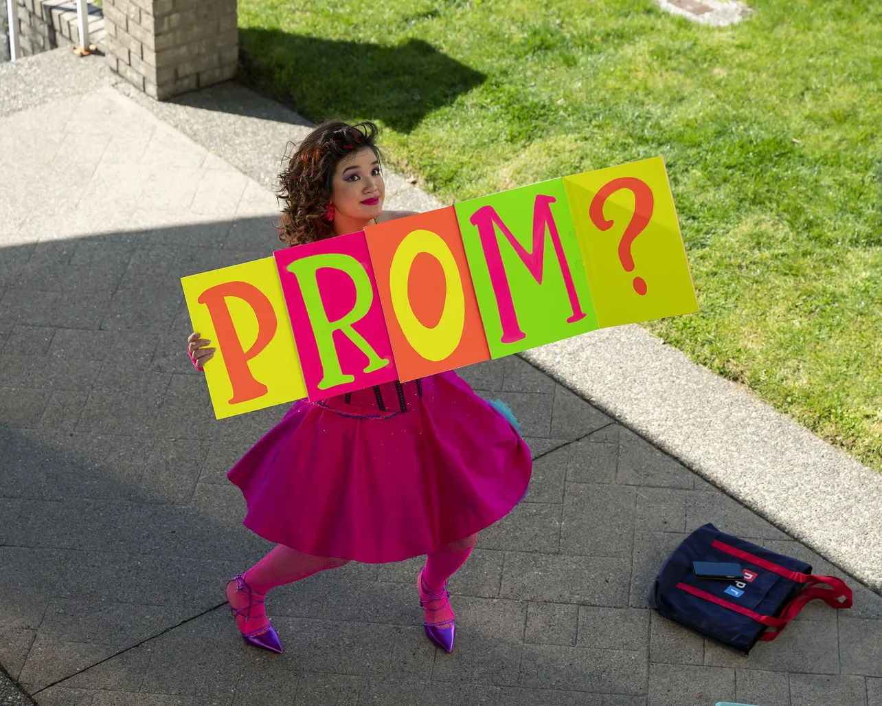 「PROM？」とカラフルなパネルでかわいく誘う