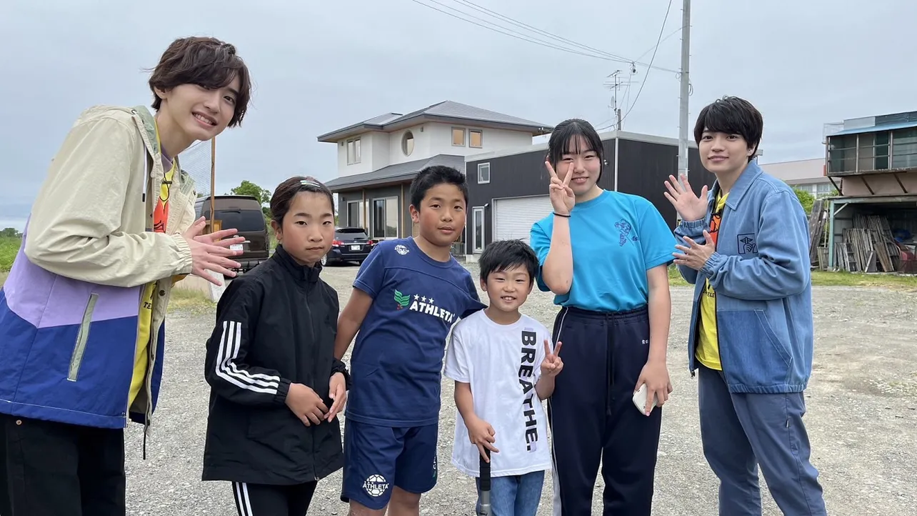 【写真】道枝駿佑＆西畑大吾、「ダーツの旅」で地元の子供たちと交流