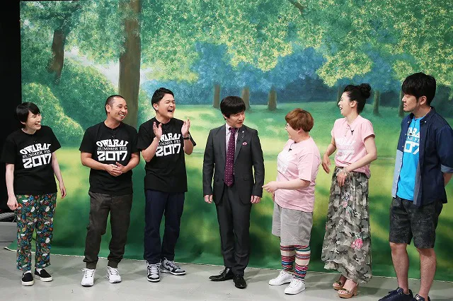 「にちようチャップリン テレ東お笑いフェス2017」 ではオリジナルTシャツで芸人たちが登場