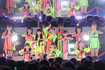 BEYOOOOONDS、蛍光色衣装でメインステージ二日目の“トリ”飾る「また一緒に遊んでね～！」＜TIF＞