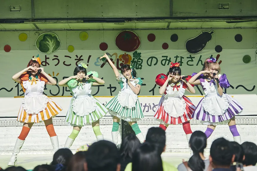 【写真】前田敦子がセンター！メイド服のような衣装で踊る“べじっ娘”たち