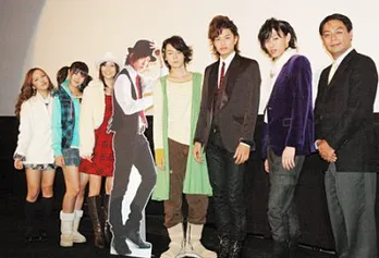 仮面ライダーW 等身大パネルの相棒と舞台あいさつ