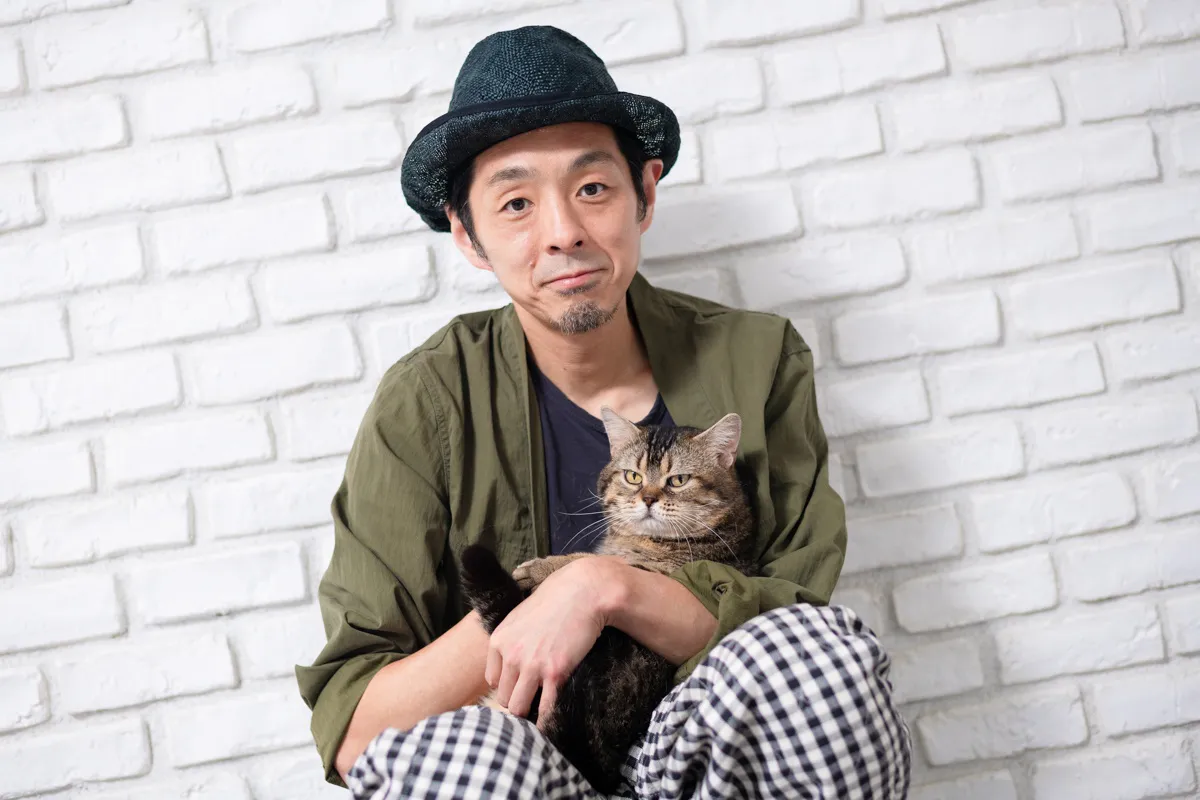 【写真】宮藤官九郎、かわいい猫のベーコンと一緒に…！モフモフなツーショット