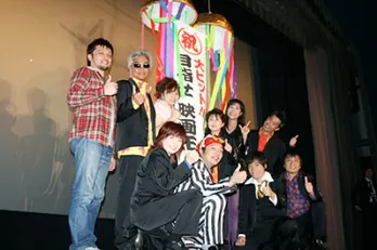 劇場版「ワンピース」舞台あいさつでサプライズ演出に声優陣もビックリ!