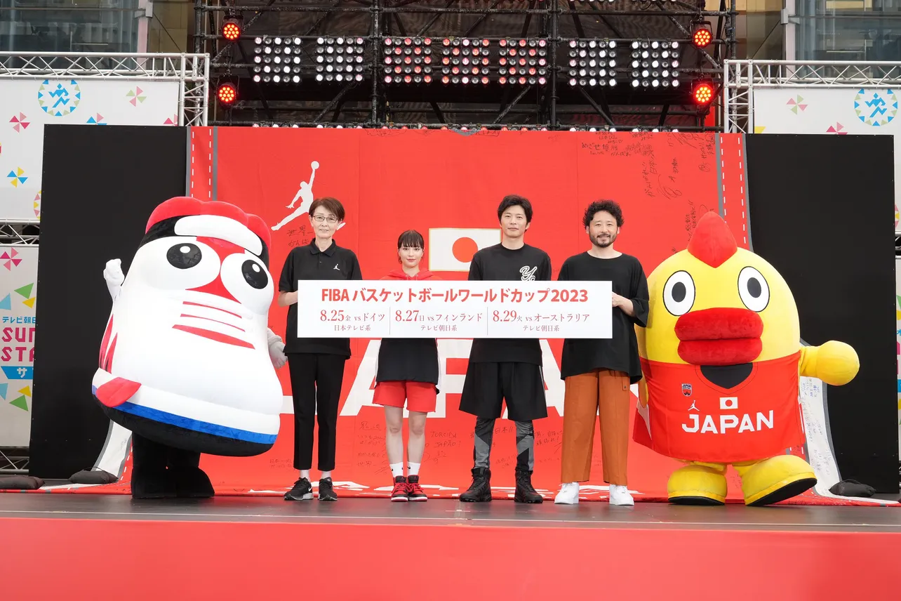 バッシュくん、三屋裕子JBA会長、広瀬すず、田中圭、田臥勇太選手、そらジロー(写真左から)