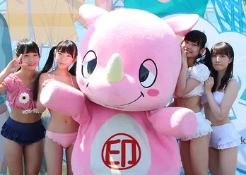 まりちゅう、ぺろりん先生、ひなりん、ももはる、水着ではしゃぐ！