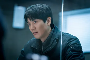 “100万ドルの笑顔”キム・レウォン、恋するアラフォーから武闘派受刑者まで演じきる名優が挑む“狂犬”刑事役