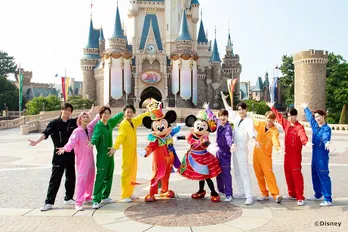 <それスノ>Snow Man、つなぎ姿で「ジャンボリミッキー!」をダンス パレード、アトラクション…と東京ディズニーリゾートを満喫