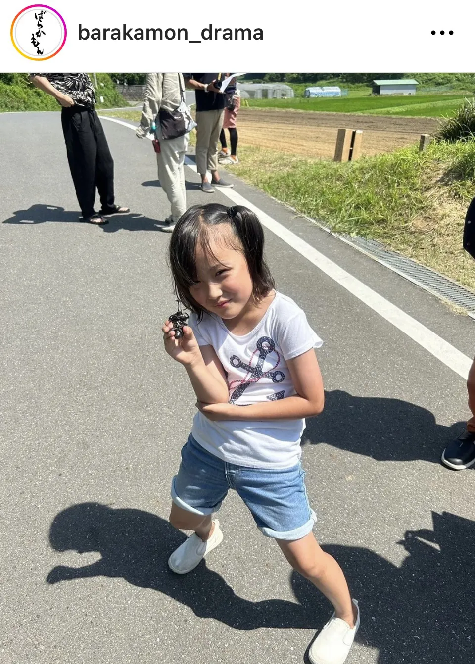 カブトムシを得意げに見せる宮崎莉里沙