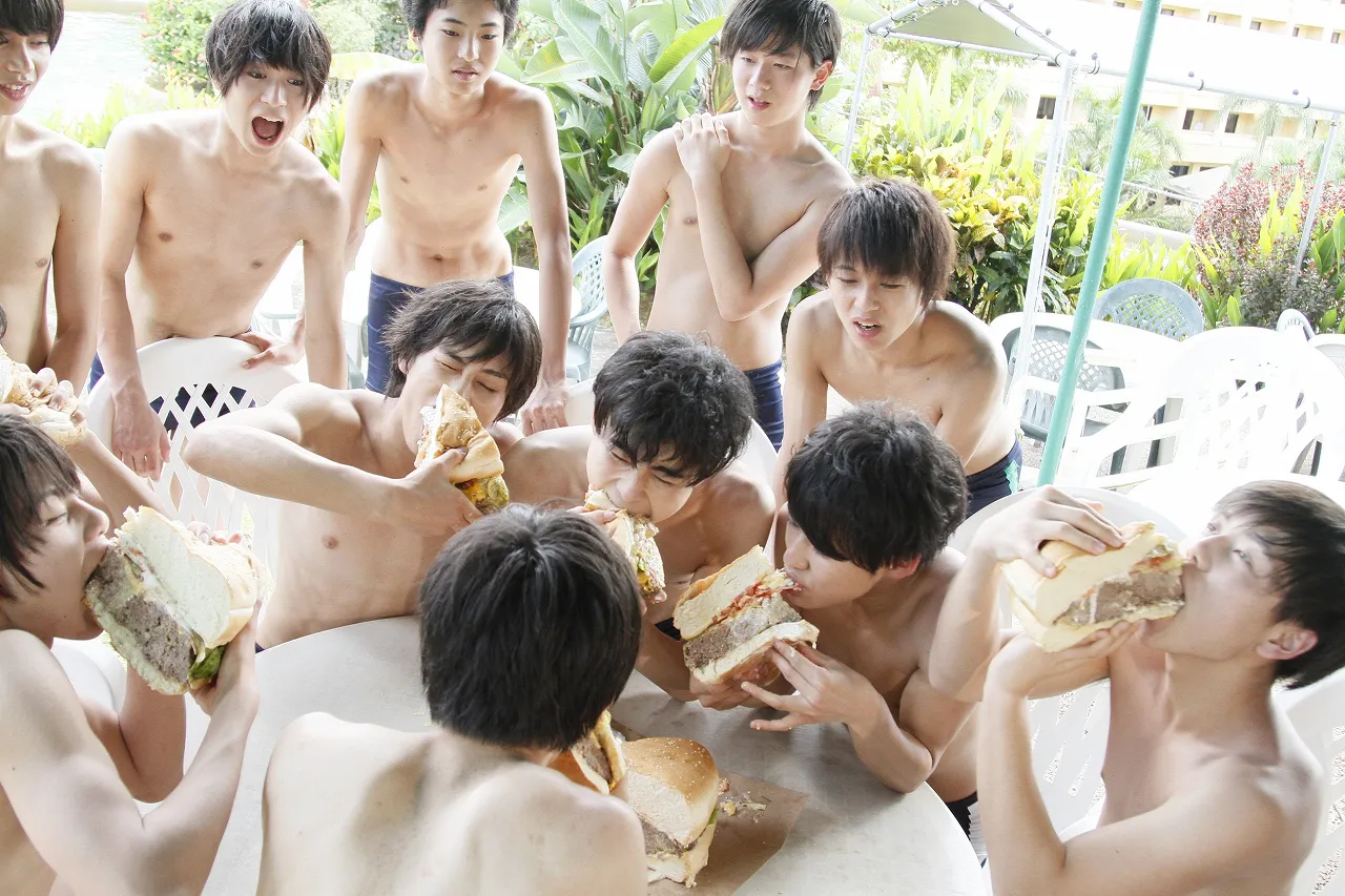 【写真を見る】BOYS AND MEN研究生が裸でさまざまなことに挑戦！