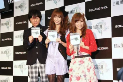 「FINAL FANTASY XIII」のカウントダウンイベントに出席した小沢一敬、優木まおみ、高橋愛（左から）