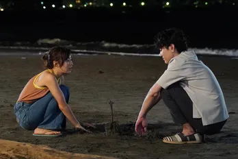 森七菜“夏海”、間宮祥太朗“健人”との“上目遣いからのキス”が「かわい過ぎる…!」と話題<真夏のシンデレラ>