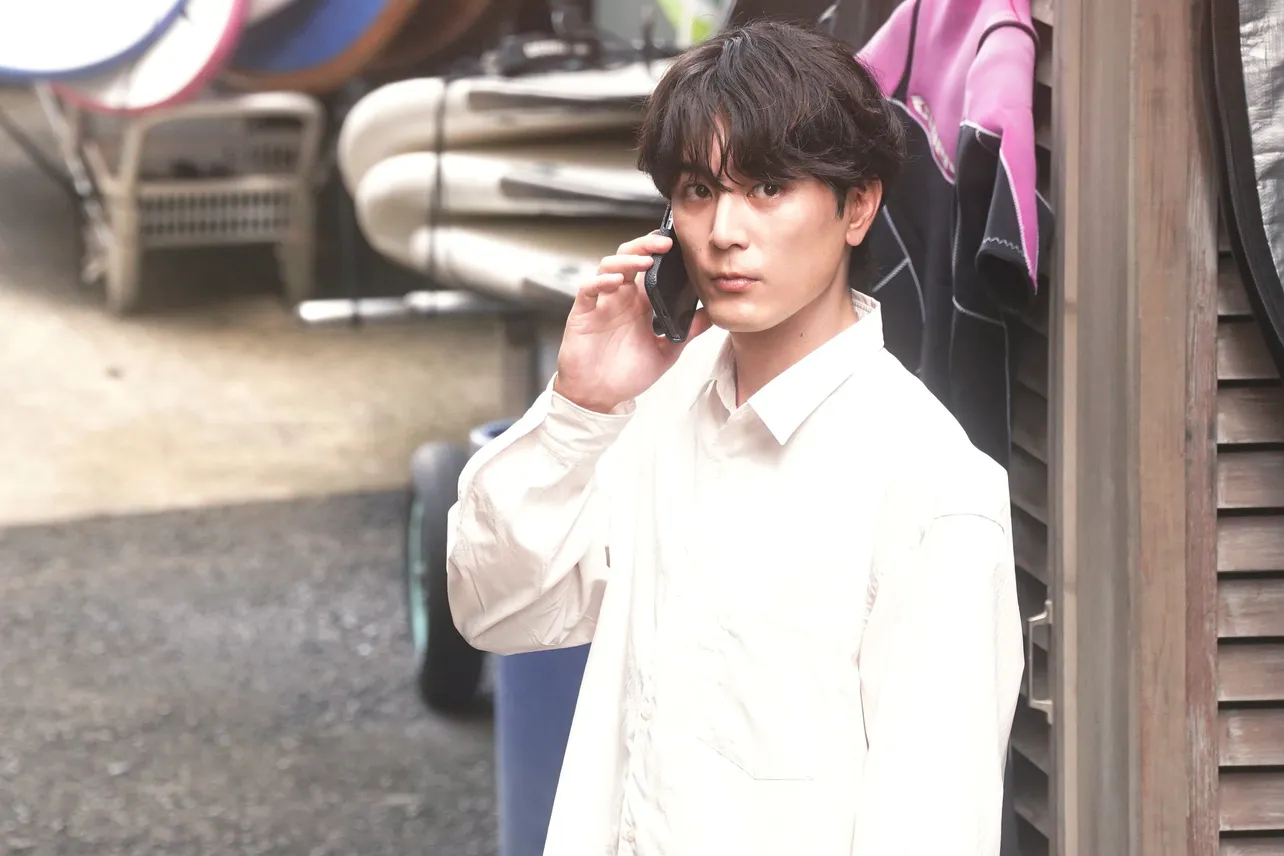【写真】電話中の健人(間宮祥太朗)が真剣な表情でどこかを見つめる