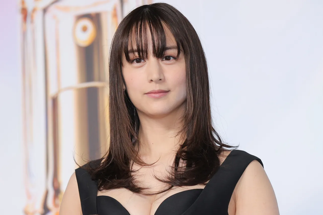 山本美月、胸元が開いたドレス姿披露 美の秘訣は「なるべく睡眠時間を