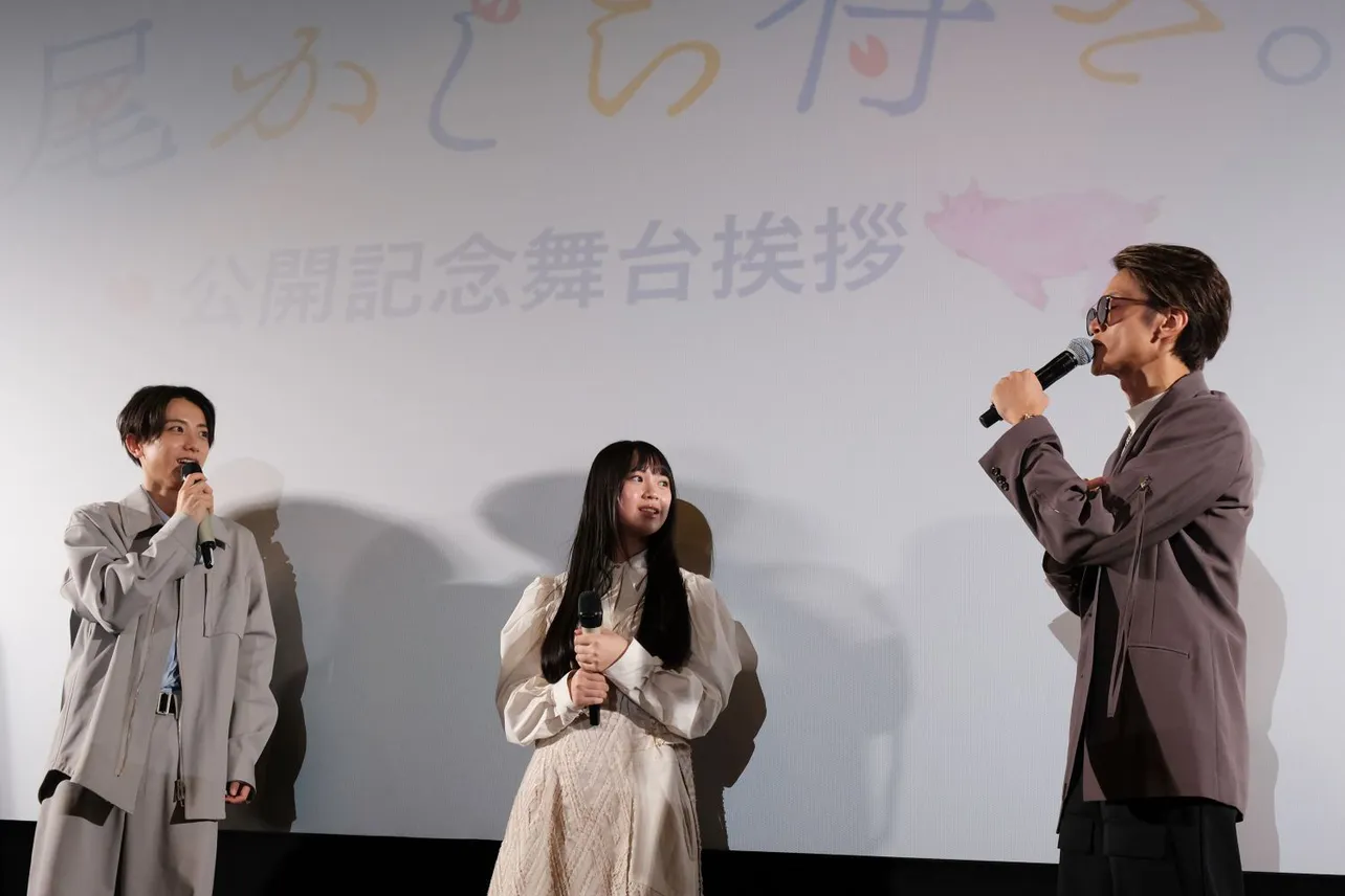 主題歌披露後のHilcrhyme(写真右)と、感激を伝える小西詠斗(同左)、 大平采佳