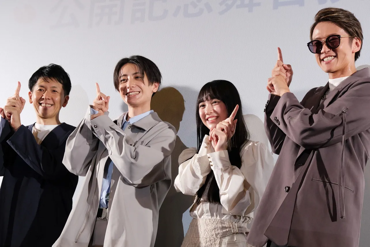 ノリノリver. の尻尾ポーズをとる真田幹也監督、小西詠斗、大平采佳、Hilcrhyme(写真左から)