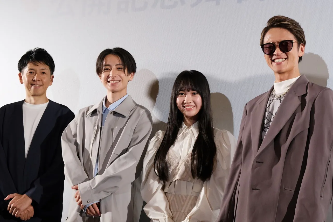 舞台あいさつに登壇した真田幹也監督、小西詠斗、大平采佳、Hilcrhyme(写真左から)