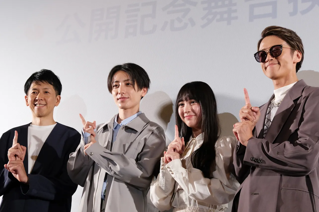 尻尾ポーズをとる真田幹也監督、小西詠斗、大平采佳、Hilcrhyme(写真左から)