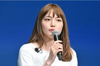 川口春奈“彩”、きつねさんとにらめっこする癒しショットなのに「怖い」「怪しげ」の声<ハヤブサ消防団>