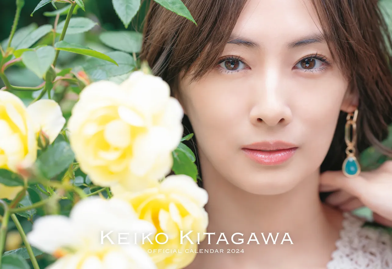北川景子、オフィシャルカレンダー&20周年記念グッズを発売 パネル展