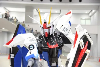 「ガンダムSEED」フリーダムガンダムを人間大コスプレで再現「“ハイマットフルバースト”も実演できます」<コミケ102>