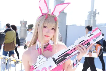 水着やバニー衣装の「勝利の女神:NIKKE」レイヤーたち「胸や太ももがきれいに見えるよう体づくりも頑張った」<コミケ102>