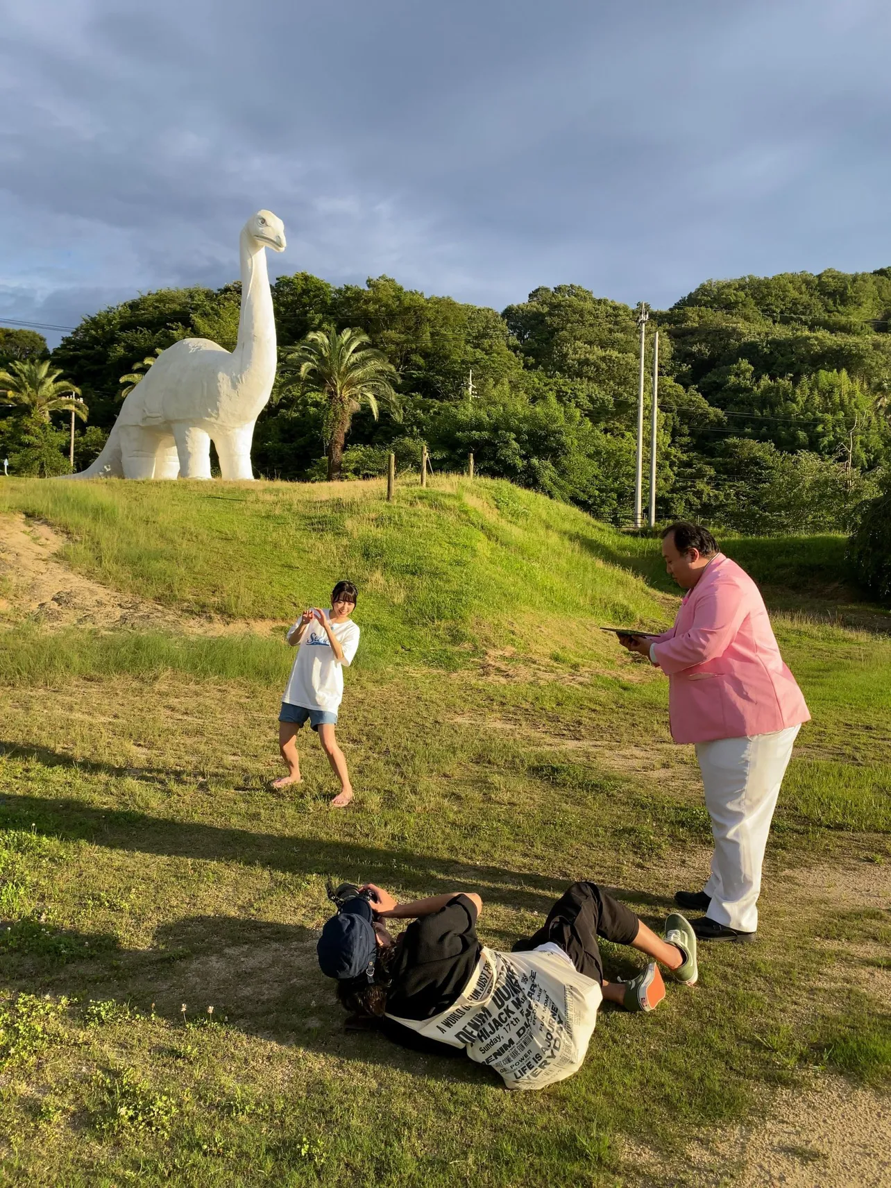 【写真】因島の絶景の中、グラビア撮影に挑戦するSTU48・石田みなみとママタルト・大鶴肥満