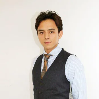 満島真之介、中村倫也ら“ハヤブサ消防団”メンバーと居間で集合ショット「イケおじたち最高です」