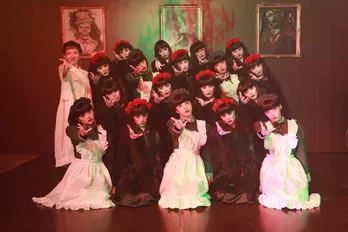 映画「ホーンテッドマンション」の奇妙な世界観を“謎の制服おかっぱ集団”アバンギャルディがダンスで表現