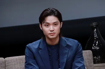 “お気に入りのバック”…磯村勇斗が秋コーデを披露「大人の魅力が爆発」「ビジュが良い」と絶賛