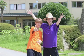 <それスノ>Snow Man深澤辰哉&向井康二が、ふなっしーと共に農業高校へ 合鴨の捕獲や豚の飼育作業に挑戦