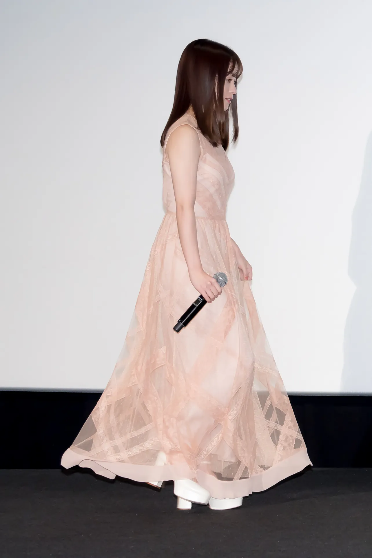 【写真】橋本環奈、ピンクのドレスで登場　全身カット