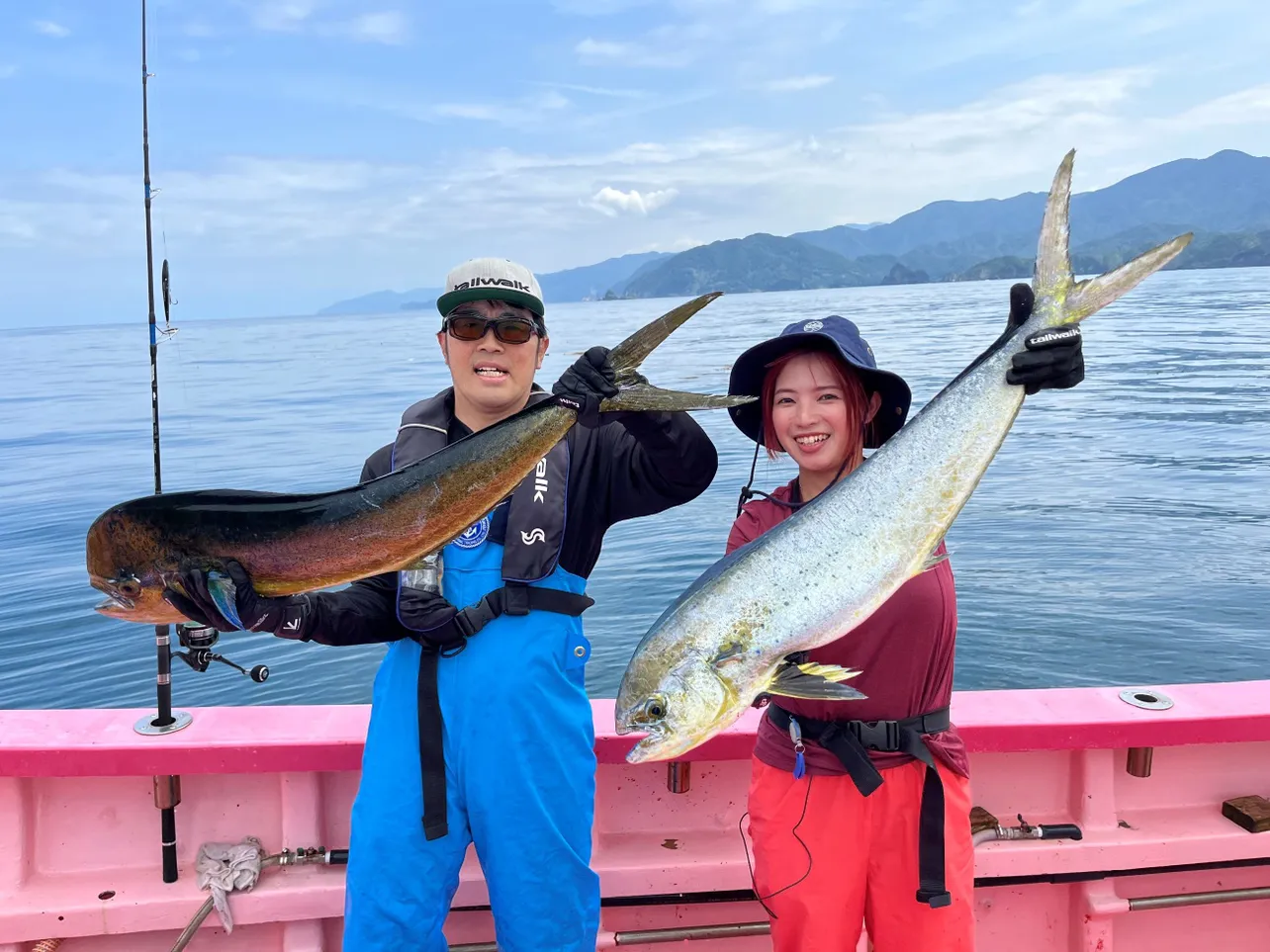 【写真】執念で釣り上げたシイラを抱える鈴木拓とマルコス