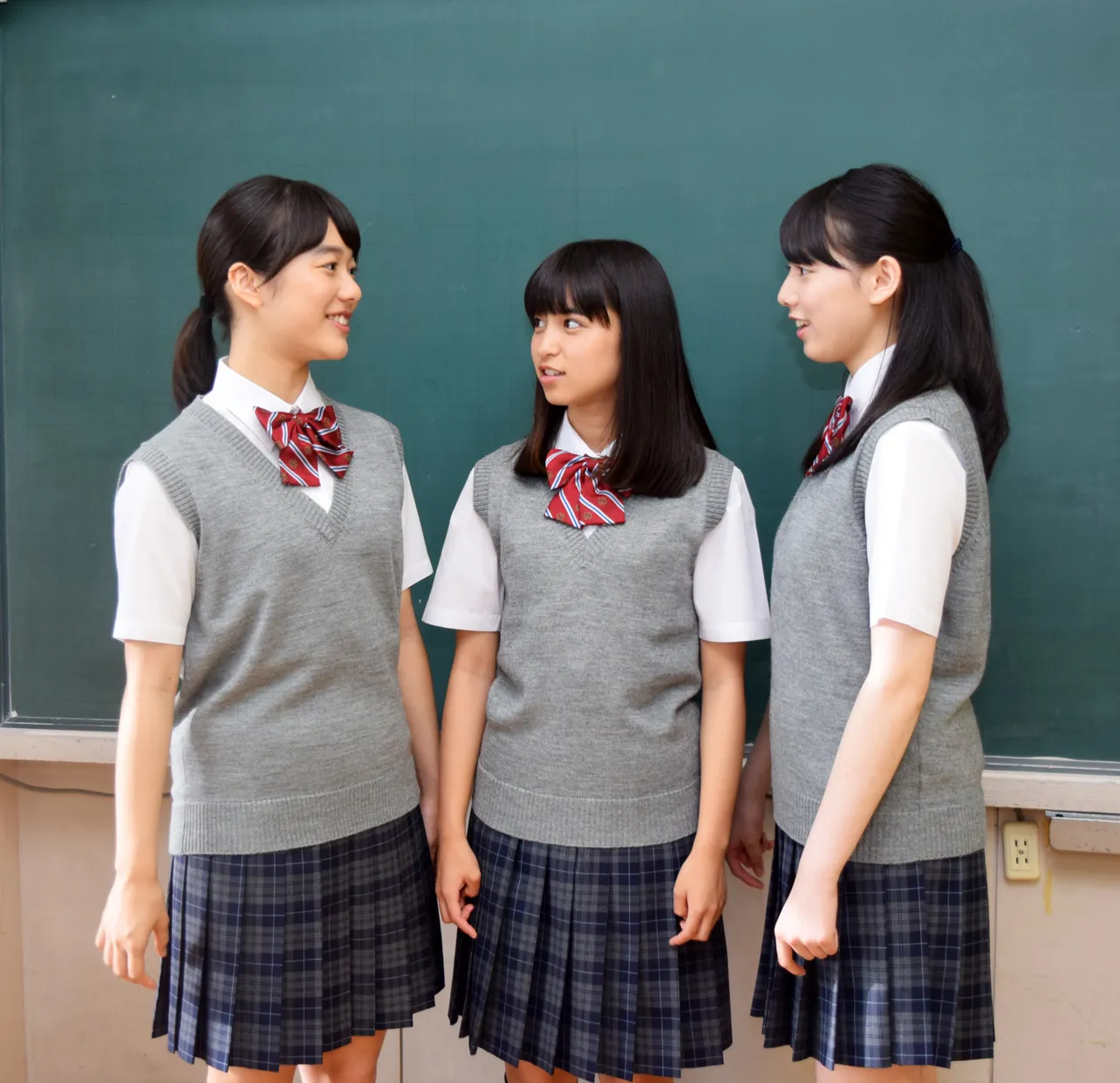 【写真を見る】矢崎＆中尾＆毛利の女子高校生3人組はCM撮影合間も仲良くお喋り！