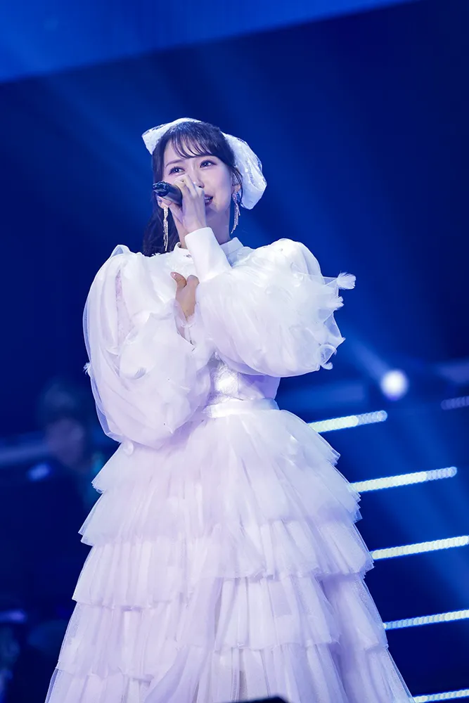 【写真】純白ドレス姿で歌唱する芹澤優