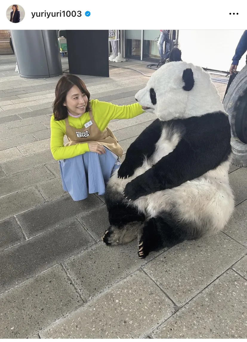 本物みたい…石田ゆり子とパンダが休憩中