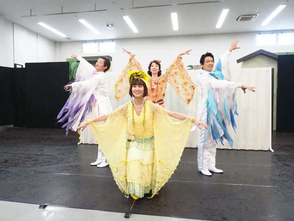 【写真を見る】ミュージカル界で注目の戸井勝海らは、カラフルな衣装でダンスを披露