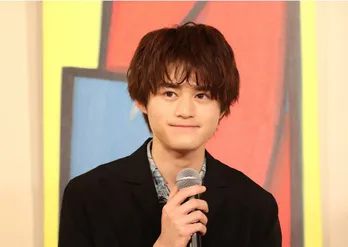 鈴鹿央士&ゆめぽて、落書きしたゴム手袋を手に見せる無邪気な笑顔に「かわいい」の声<18/40~ふたりなら夢も恋も~>