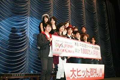 劇中で「“おやっさん”と呼ばれることに少し戸惑った」という吉川晃司（写真前列左から4人目）らが出席した公開初日舞台あいさつ
