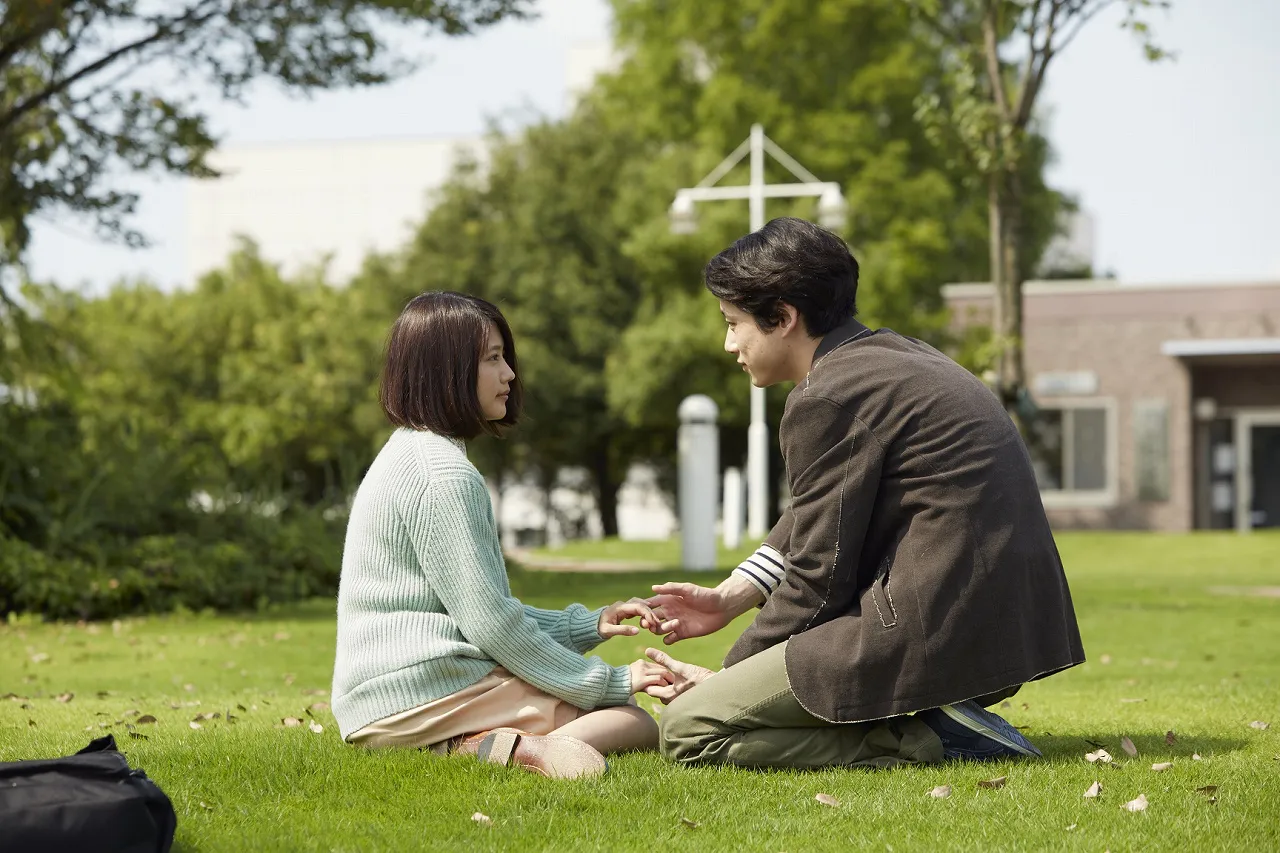 公園で見詰め合う幸せそうな2人の姿も