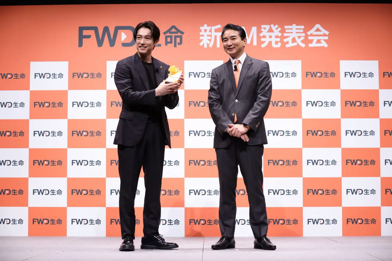 【写真】ディーン・フジオカ、FWD生命CEOから笑顔で名刺を受け取る
