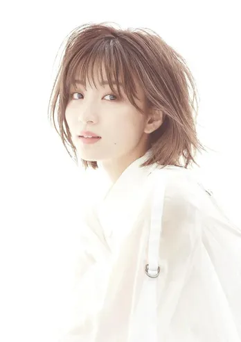 岡崎紗絵、テイストの違う3種の衣装でポーズ 「服も喜んでる」とファンから興奮の声