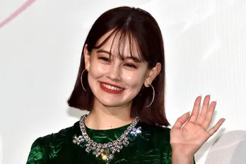 emmaの私服コーデに朝日奈央、朝比奈彩ら著名人も「いいね!」ショートパンツから美脚スラリ