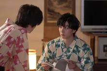 稲葉友“柊”が奥智哉“明日香”に猫のあみぐるみをプレゼントする様子に心が和む<みなと商事コインランドリー2>