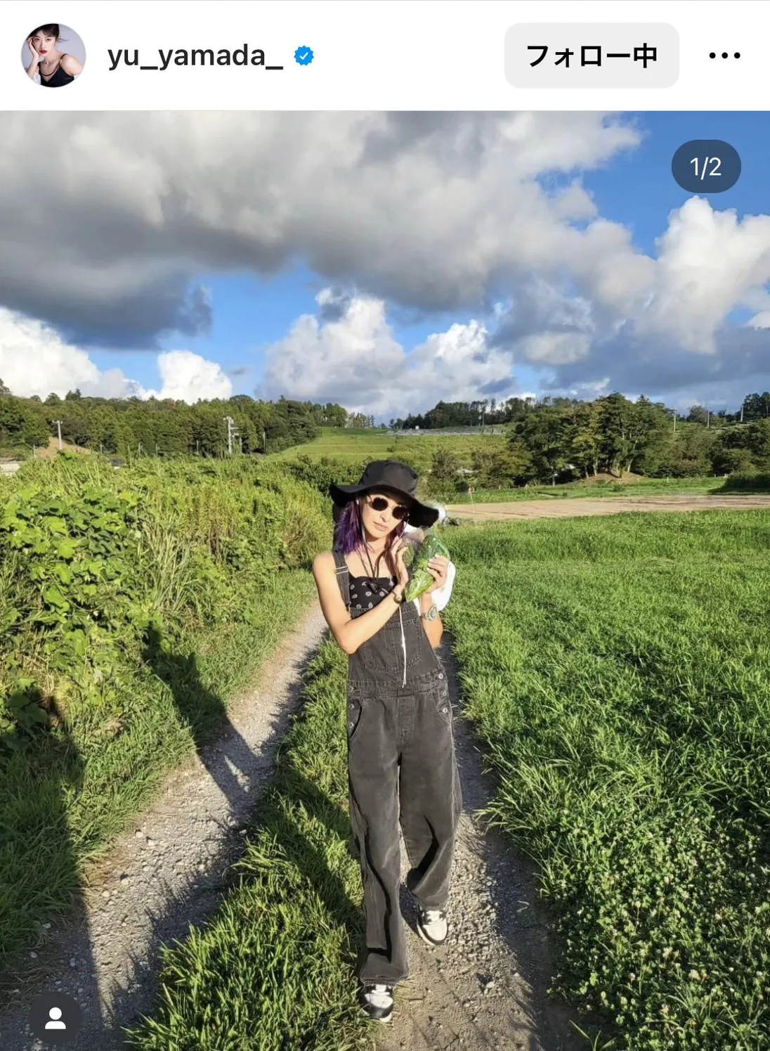  【写真】山田優、自然の中で9頭身美スタイルを披露…“さいこー”農作業を楽しむサロペット姿