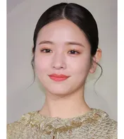 腹チラ&美脚でファン悩殺…横田真悠、全身ブラックのコーデに「スタイル断トツ」「天使」と反響