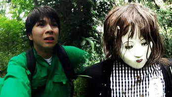 塩崎太智“セイヤ”は大倉空人“リョウ”が姿を消しパニックに…不気味な人形たちがアンリミッターズに襲いかかる＜怪談新耳袋＞