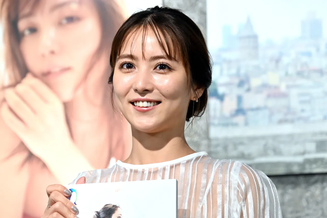 女優・石川恋がデビュー10周年と30歳を迎えた節目に写真集「SIGNS」を発売した