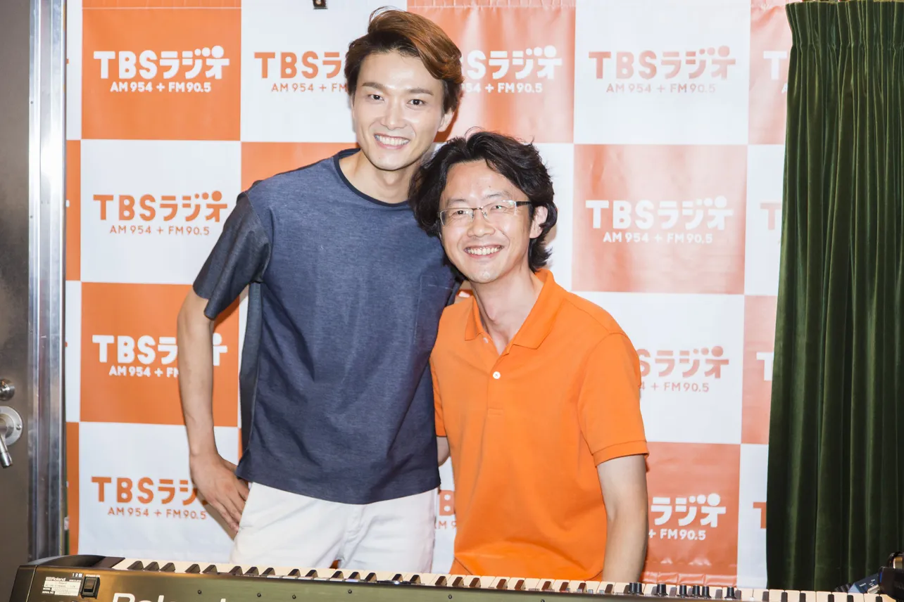 井上芳雄と、番組で生BGMを奏でているピアノ奏者・大貫祐一郎